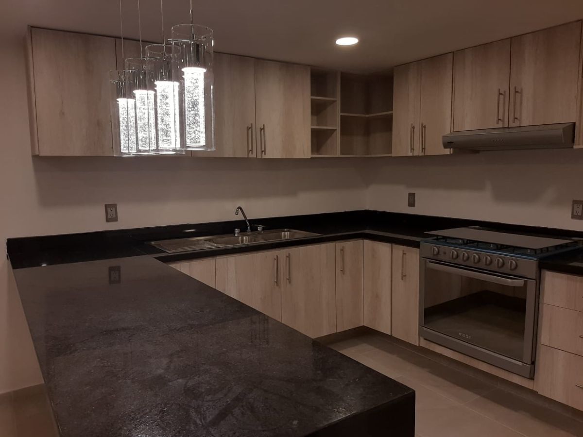3 de 12: Cocina amplia, barra de granito, amplia zona de almacenamien