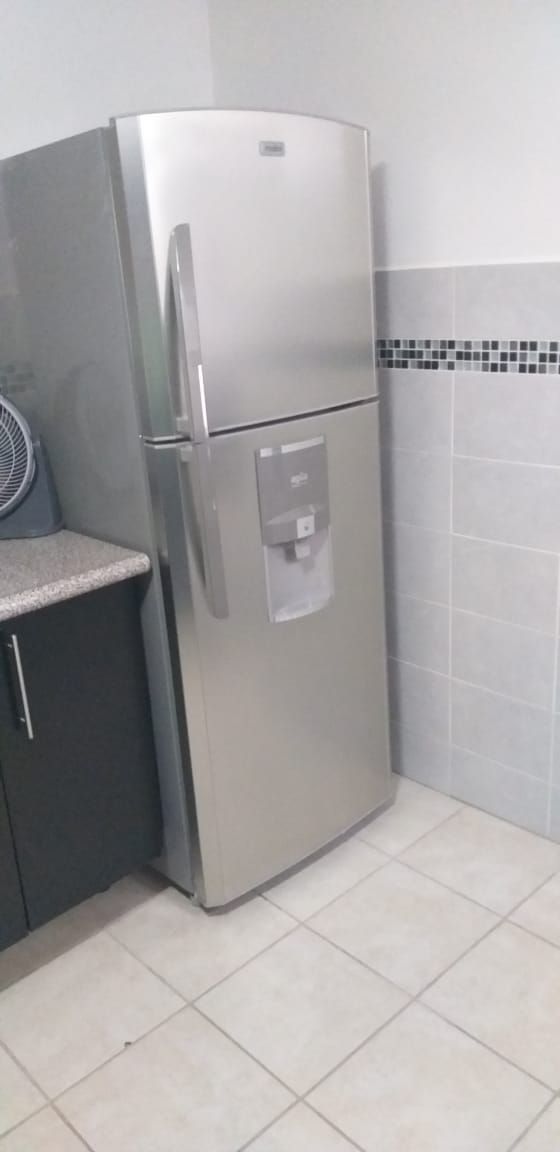 6 de 17: cocina equipada  con refrigerador, estufa, vajilla