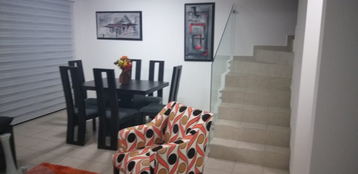 8 de 17: Comedor con persianas