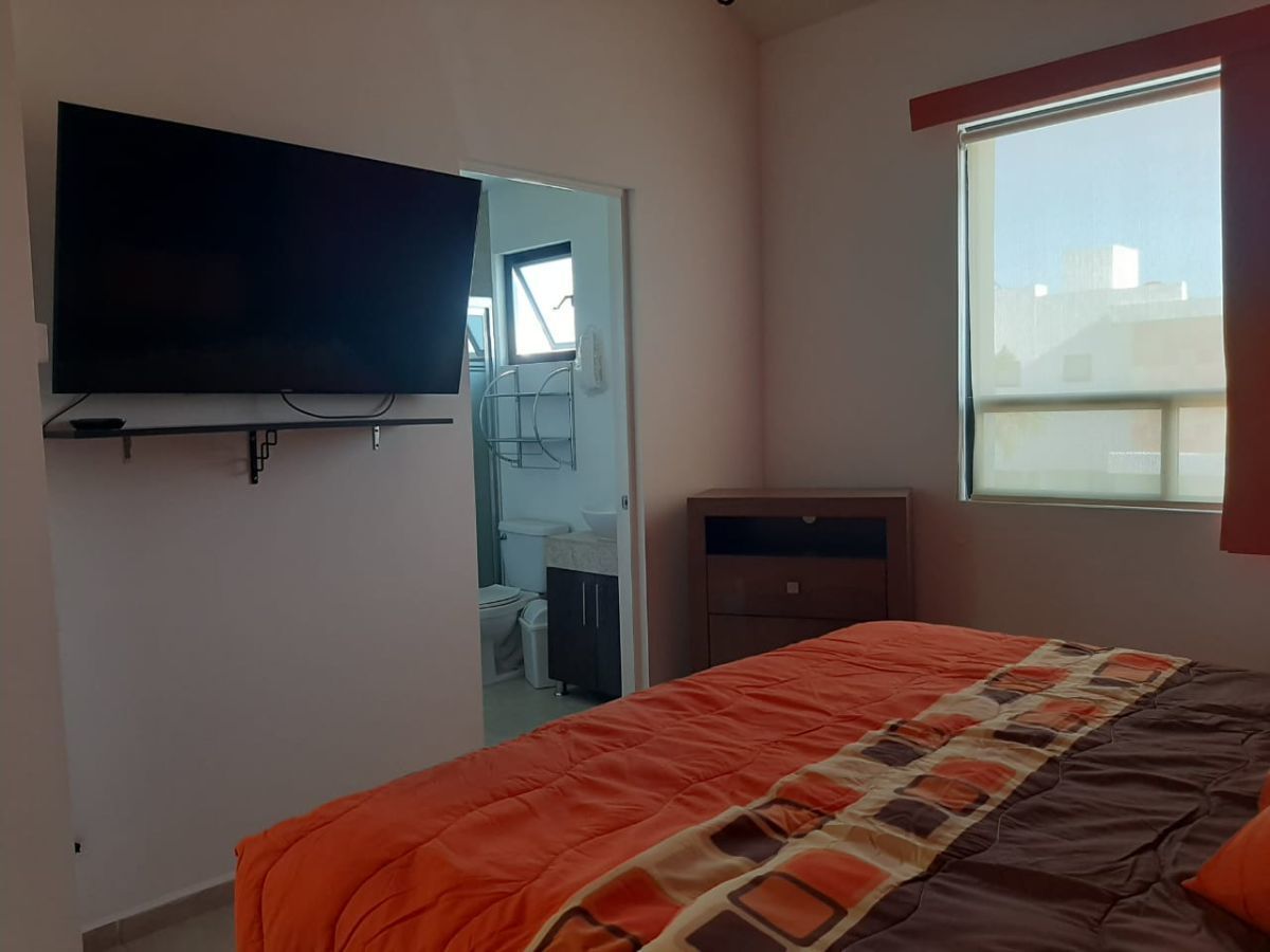 11 de 17: Recámara principal con pantalla, baño y vestidor
