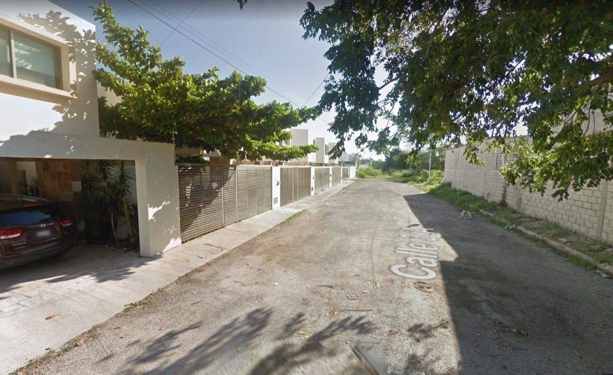 2 of 3: Calle de acceso