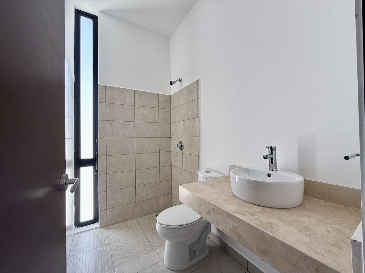 10 of 13: Baño, Segunda Recámara