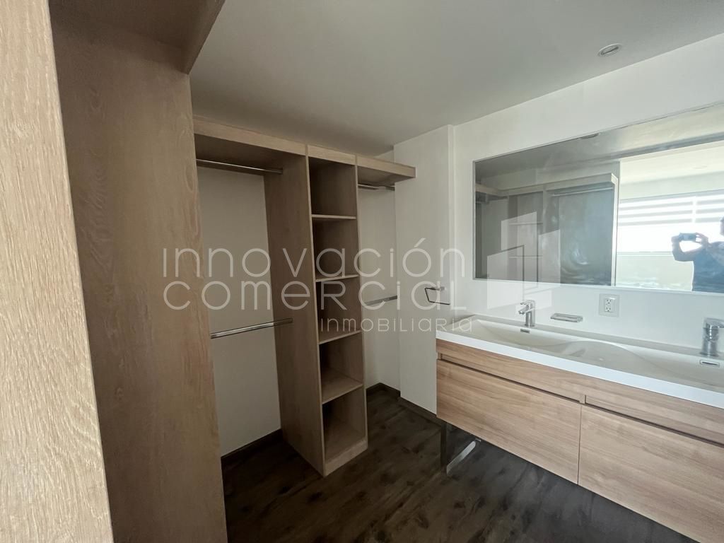 8 de 26: Vestidor y baño