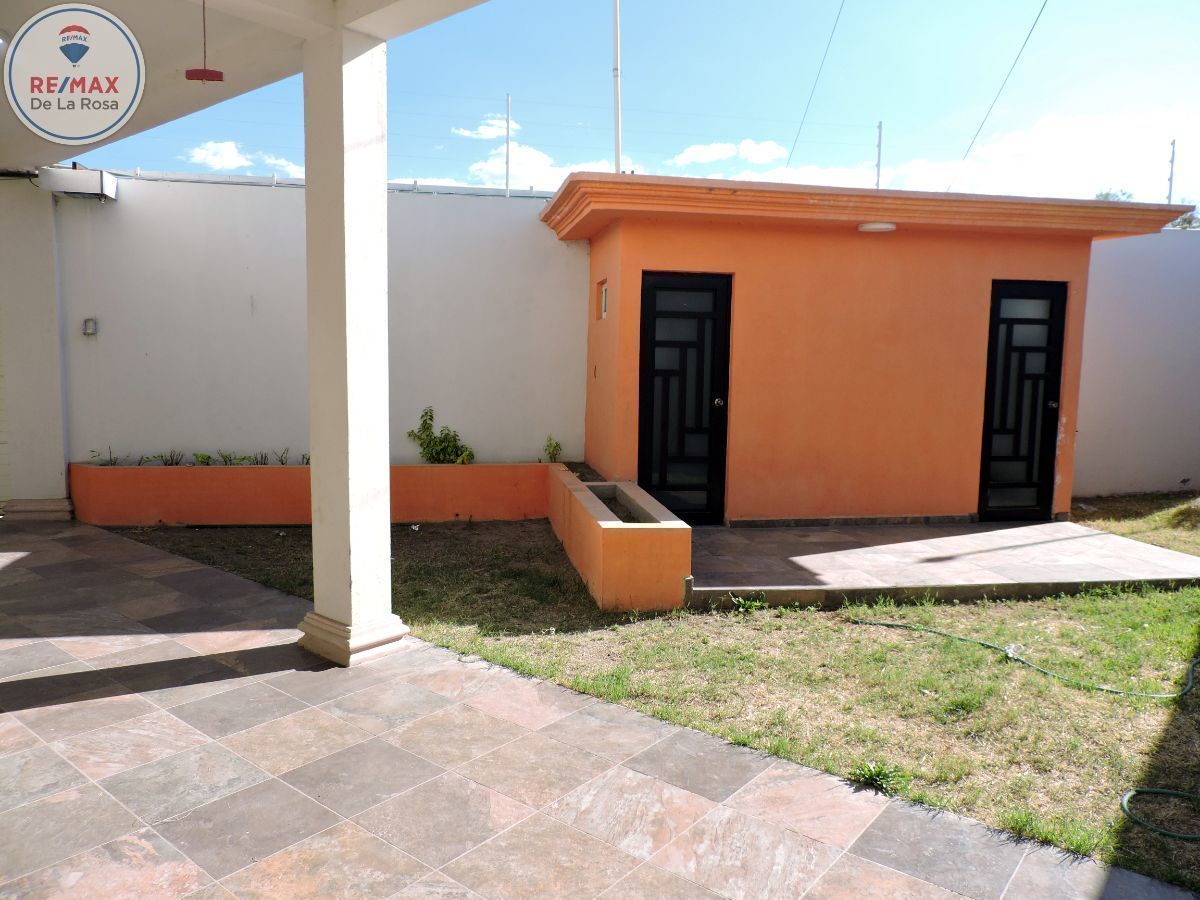 5 de 25: COCHERA Y JARDIN SOCIAL