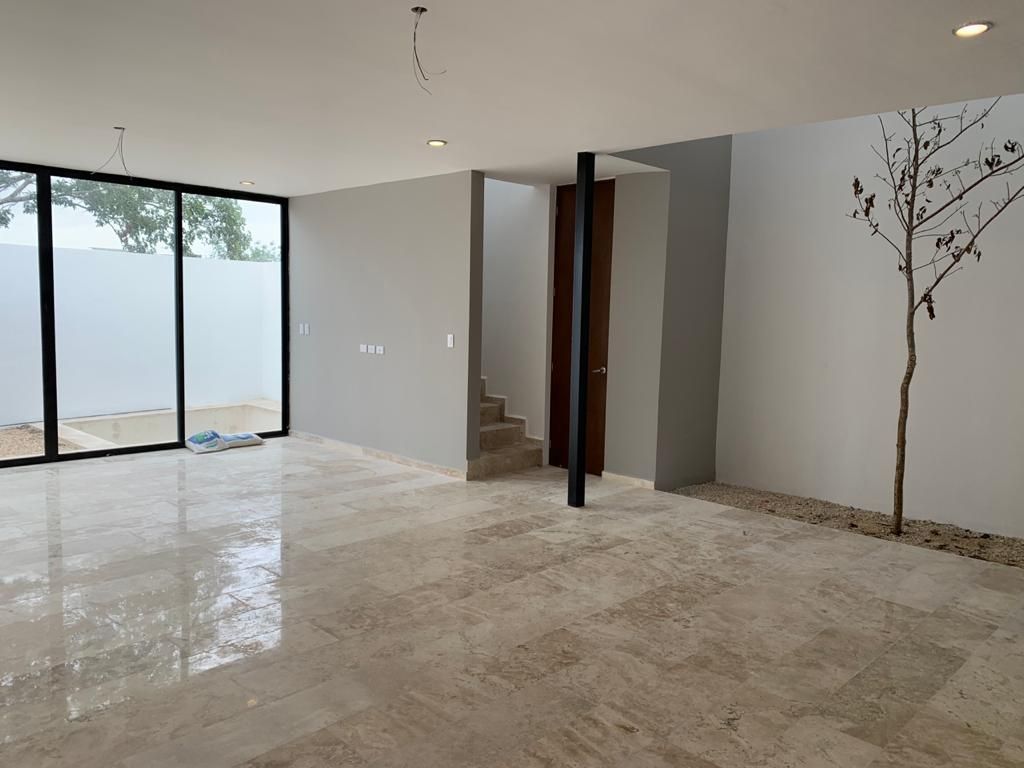 2 de 14: Sala comedor y acceso al jardin