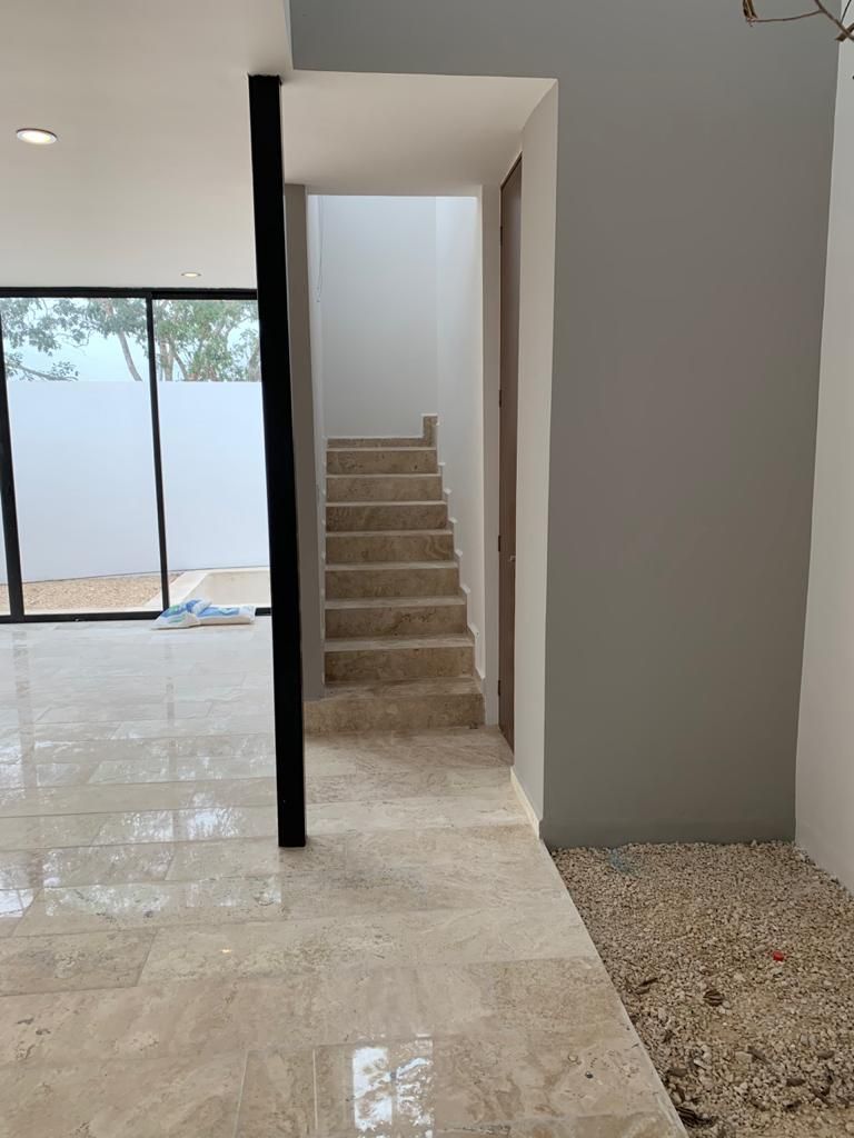 6 de 14: Pisos y escaleras en marmol y puertas corredizas de cristal