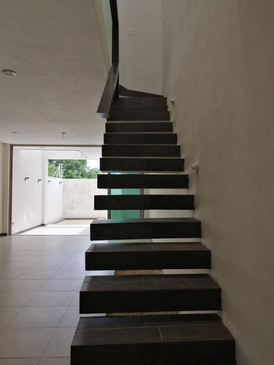 2 of 14: Sala con pisos en ceramica y acceso al jardin 