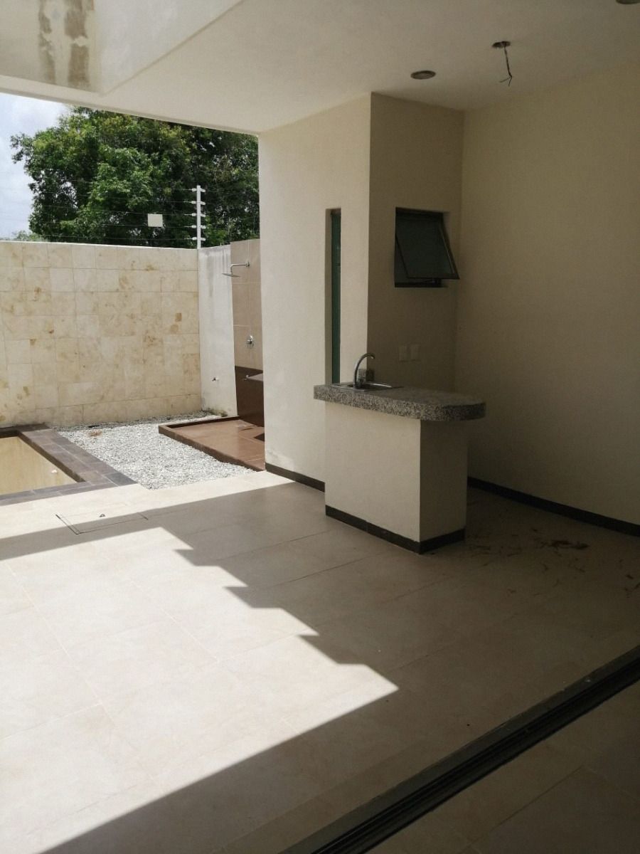 4 of 14: Terraza con piscina
y bar