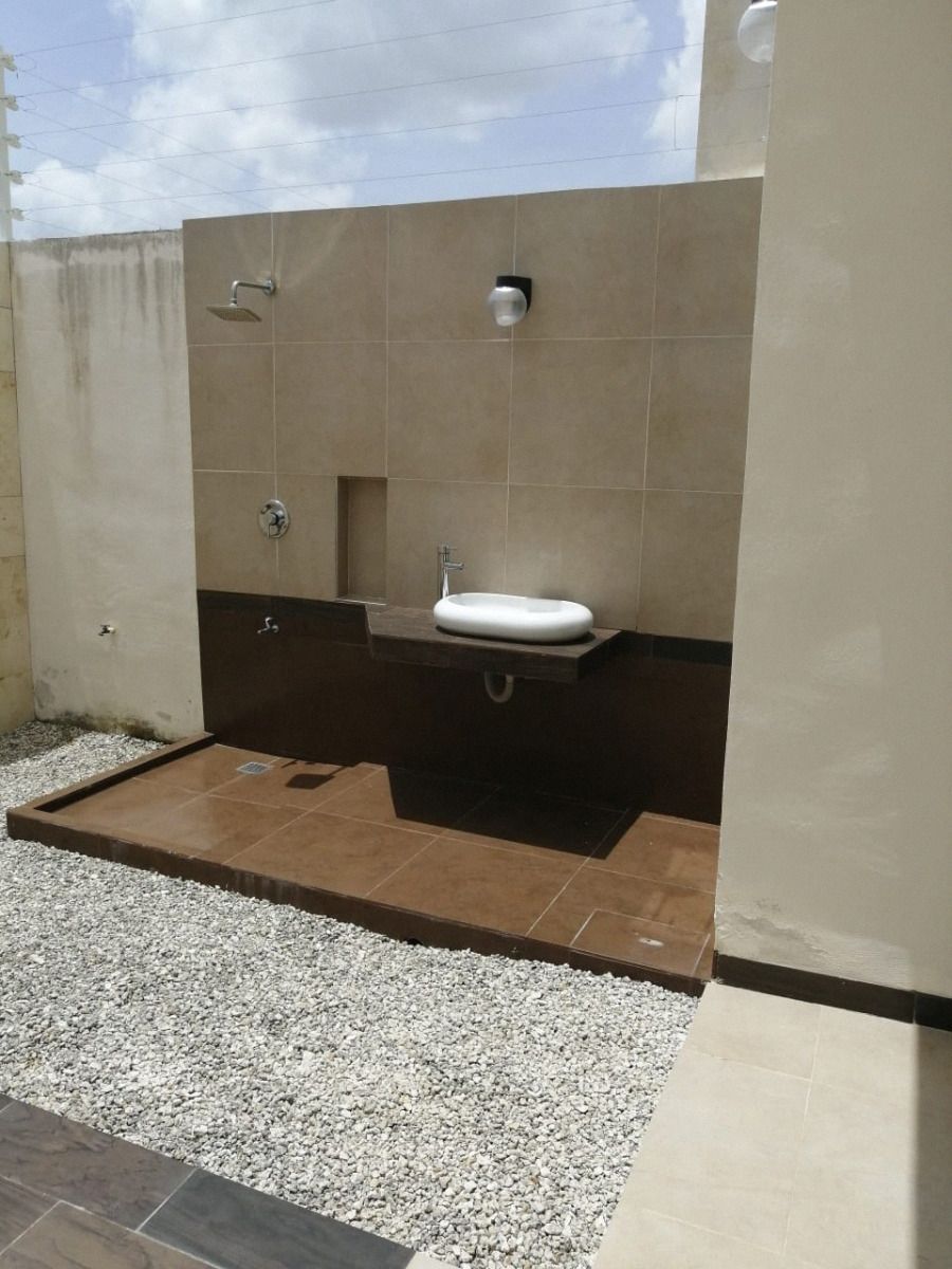 7 of 14: Terraza con regadera y tocador exterior