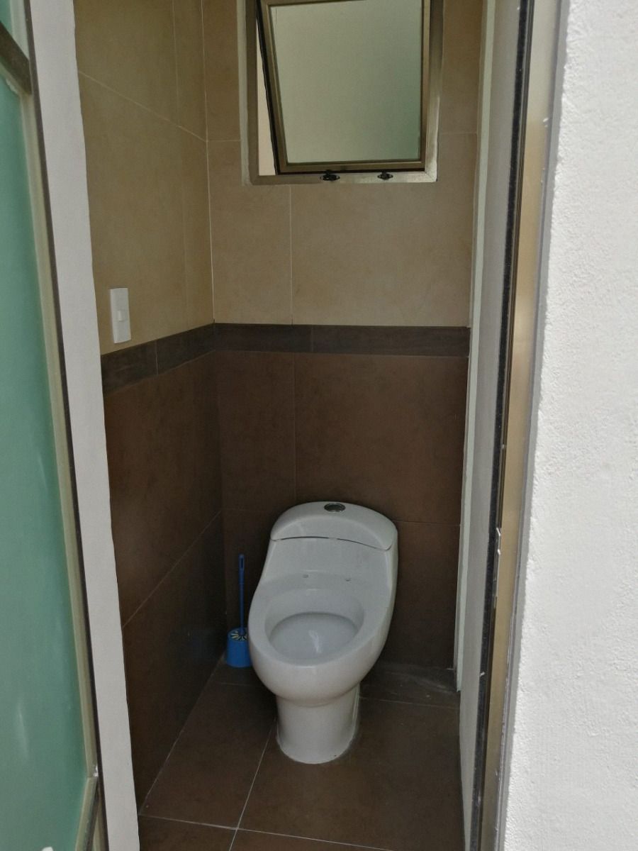 8 of 14: 1/2 Baño para visitas