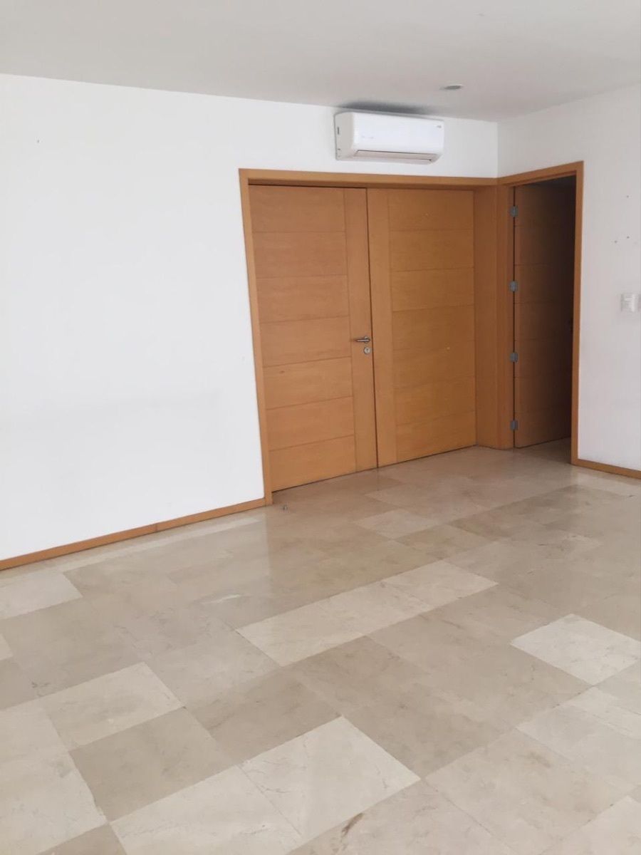 3 de 48: amplia puerta de ingreso del departamento 