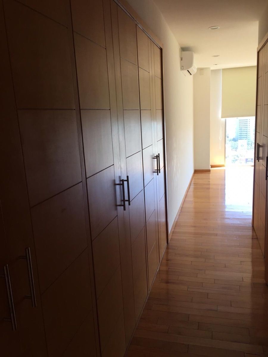 9 de 48: closet amplio