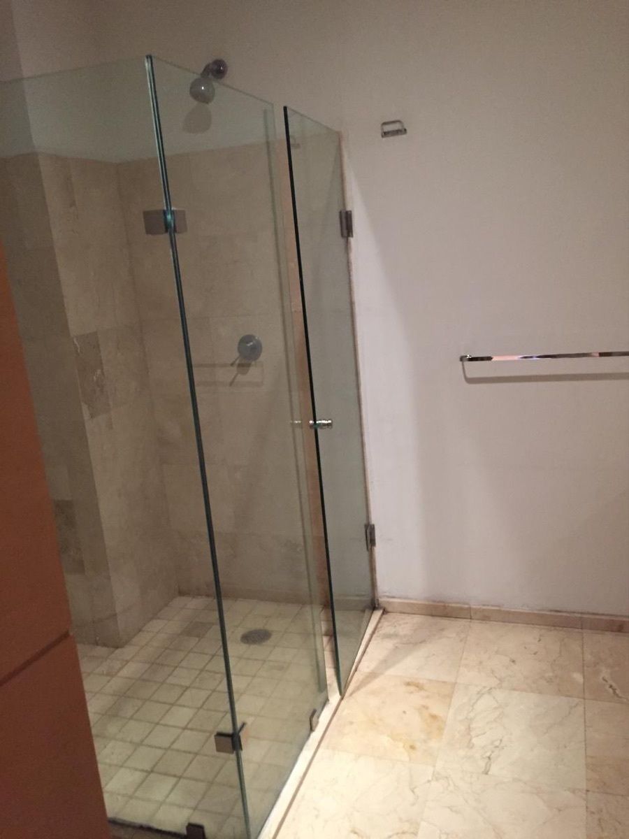 11 de 48: cristal templado y accesorios finos en baños