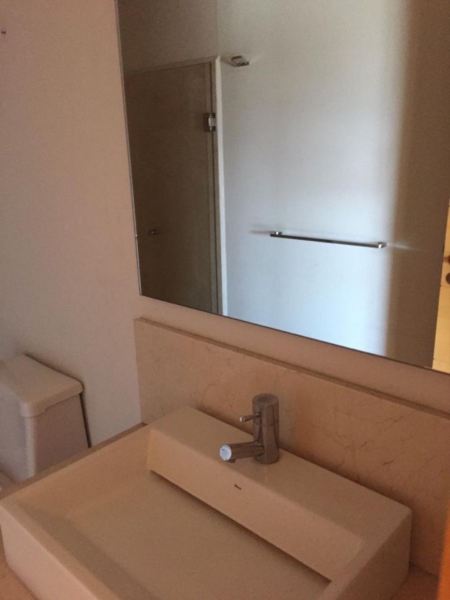 13 de 48: mármol y finos accesorios en baños
