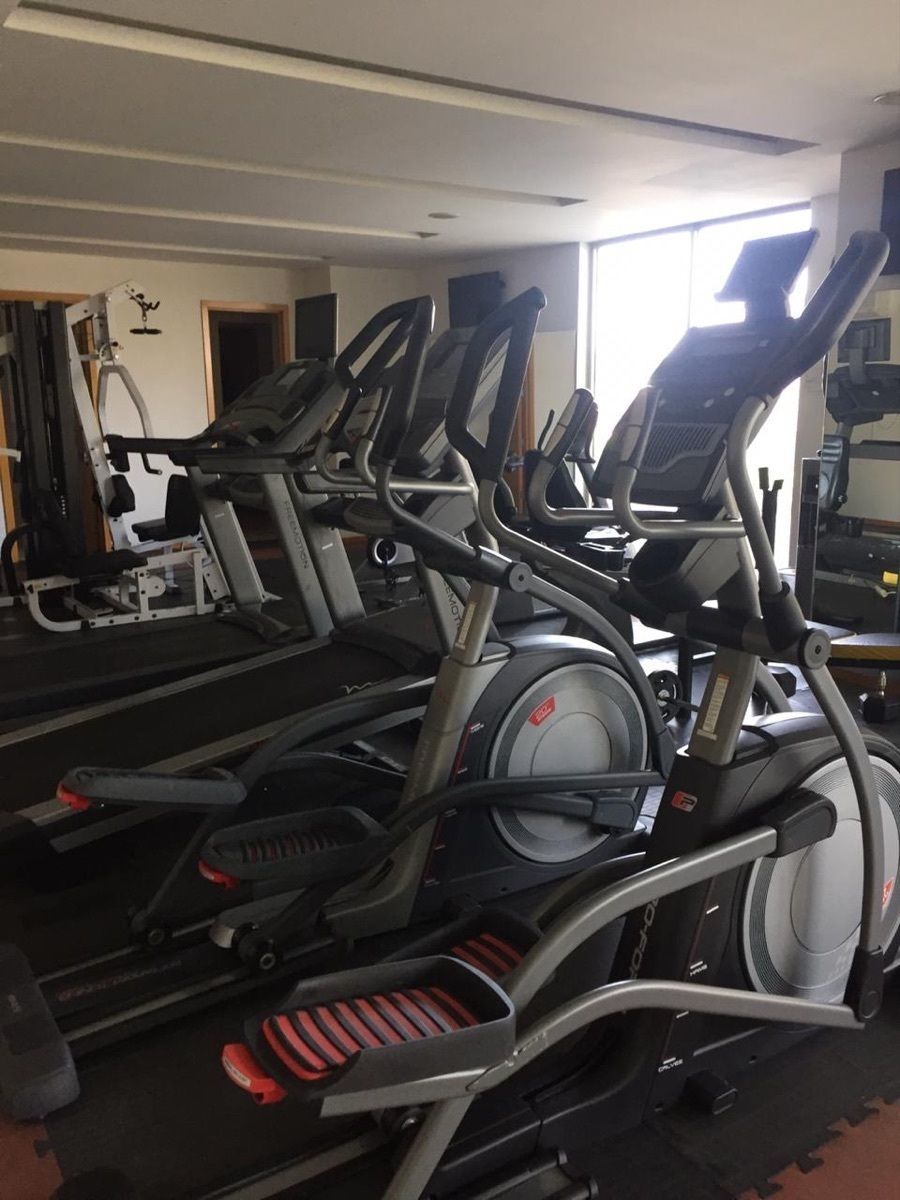 31 de 48: gimnasio bien equipado