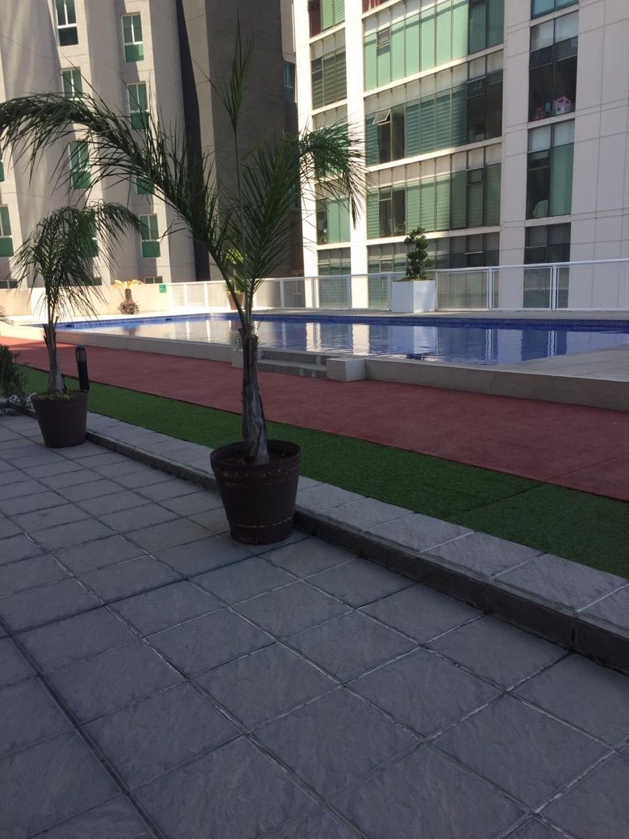 26 de 48: alberca entre las dos torres de edificio 360
