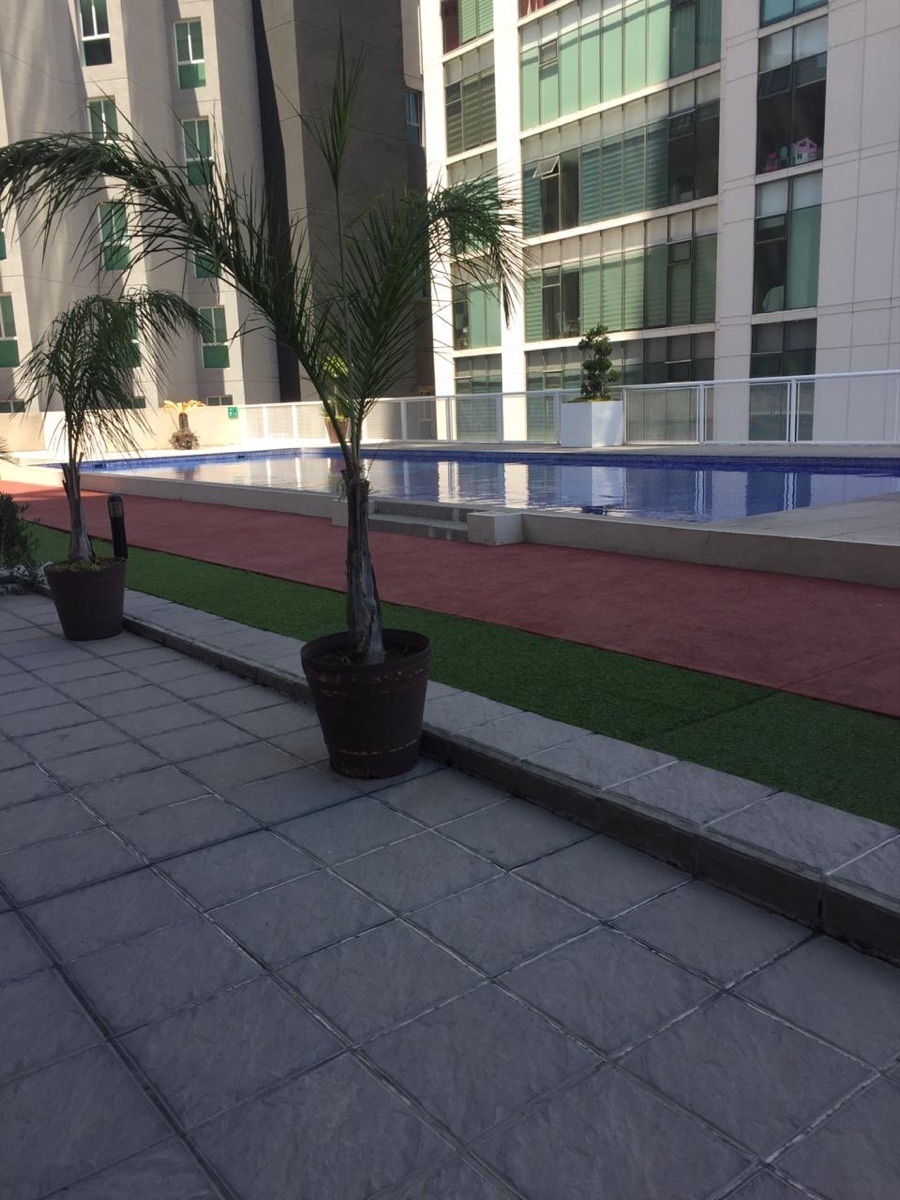 28 de 40: alberca entre las dos torres de edificio 360
