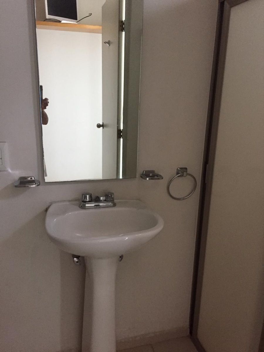 18 de 48: baño de servicio