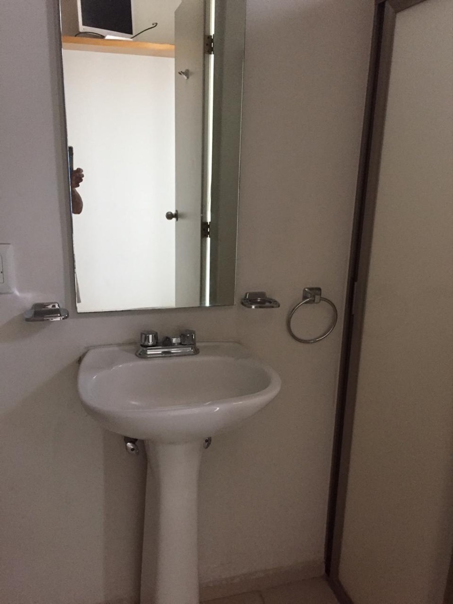 21 de 40: baño de servicio