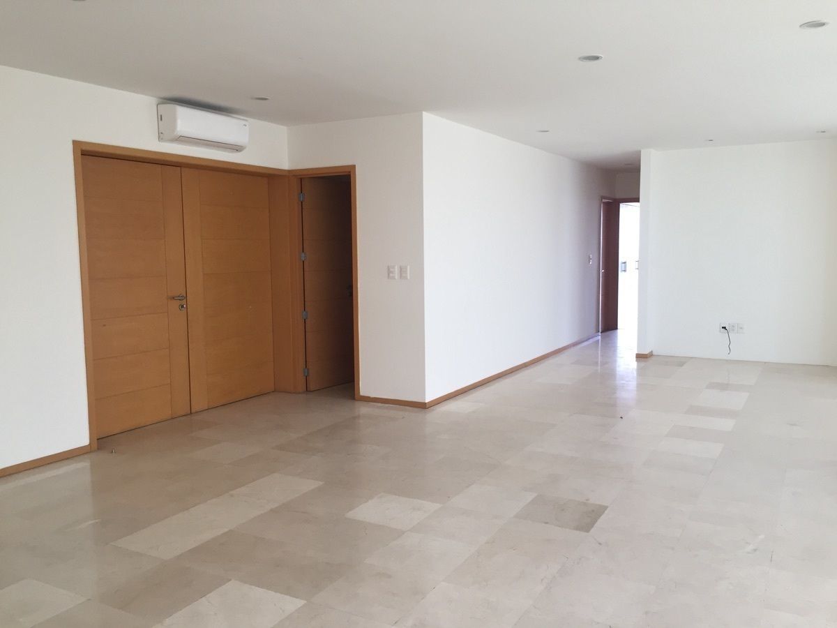 40 de 48: ingreso con sala comedor muy amplios