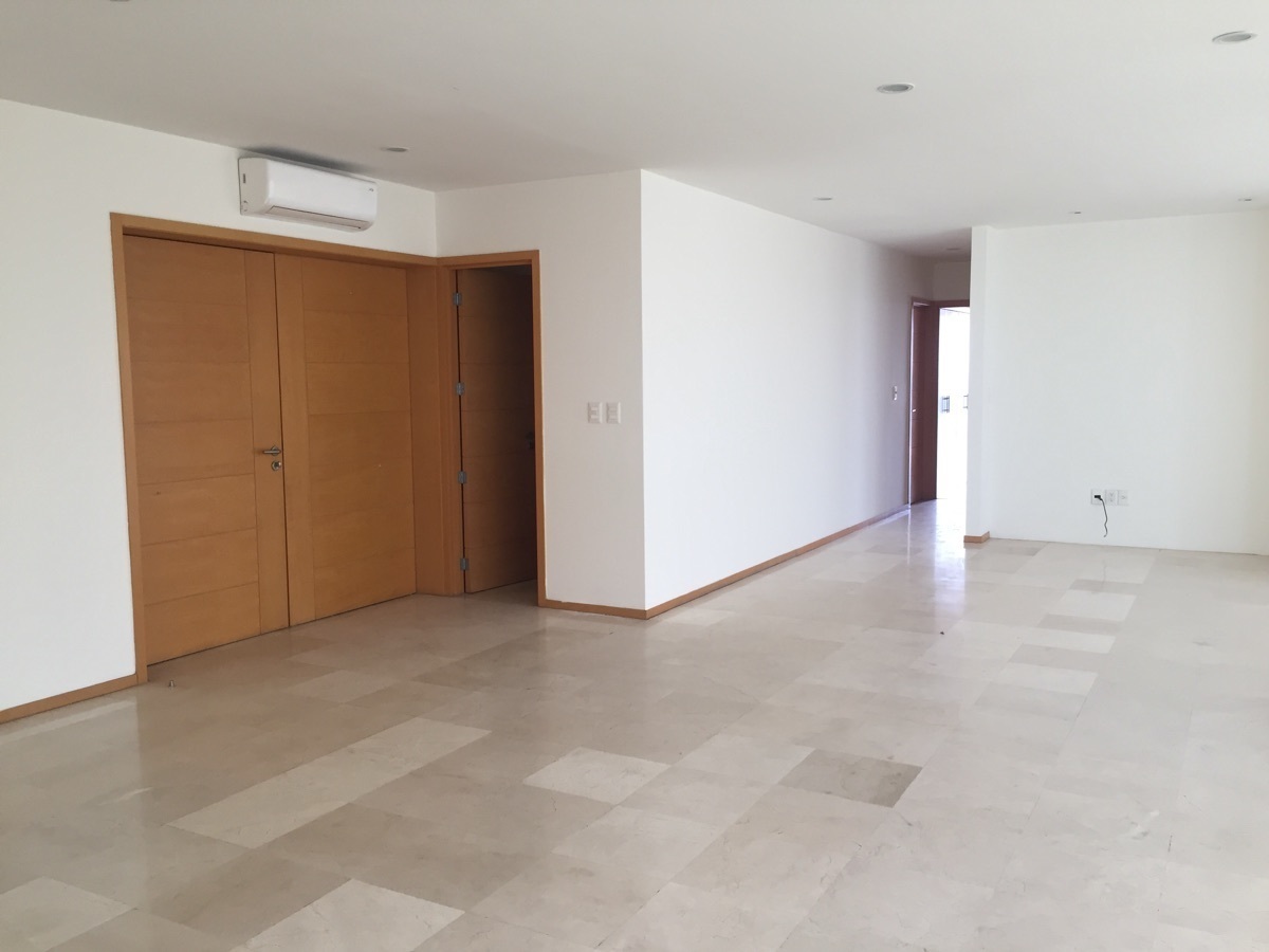 3 de 40: ingreso con sala comedor muy amplios
