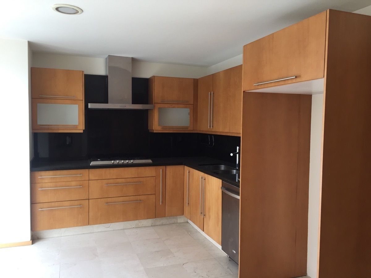 42 de 48: cocina con espacio para pequeña mesa de comedor auxiliar