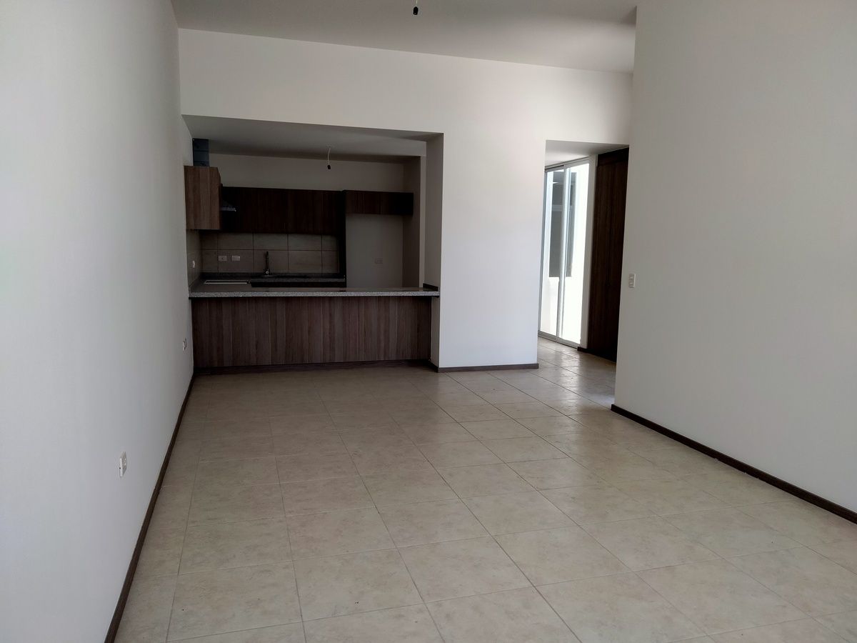 2 de 12: Sala Comedor y Barra al fondo