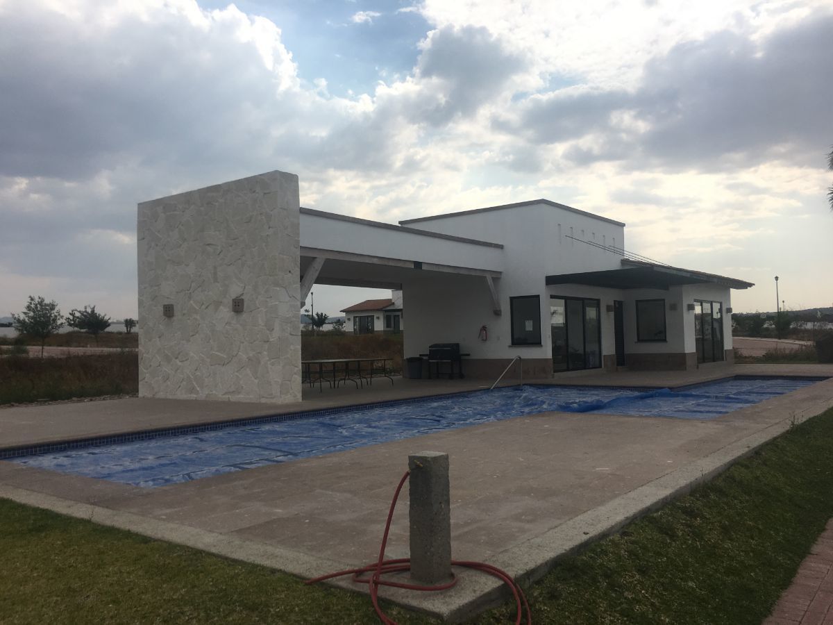 3 de 6: Amenidades , alberca, asadores, zona de sombra y techada