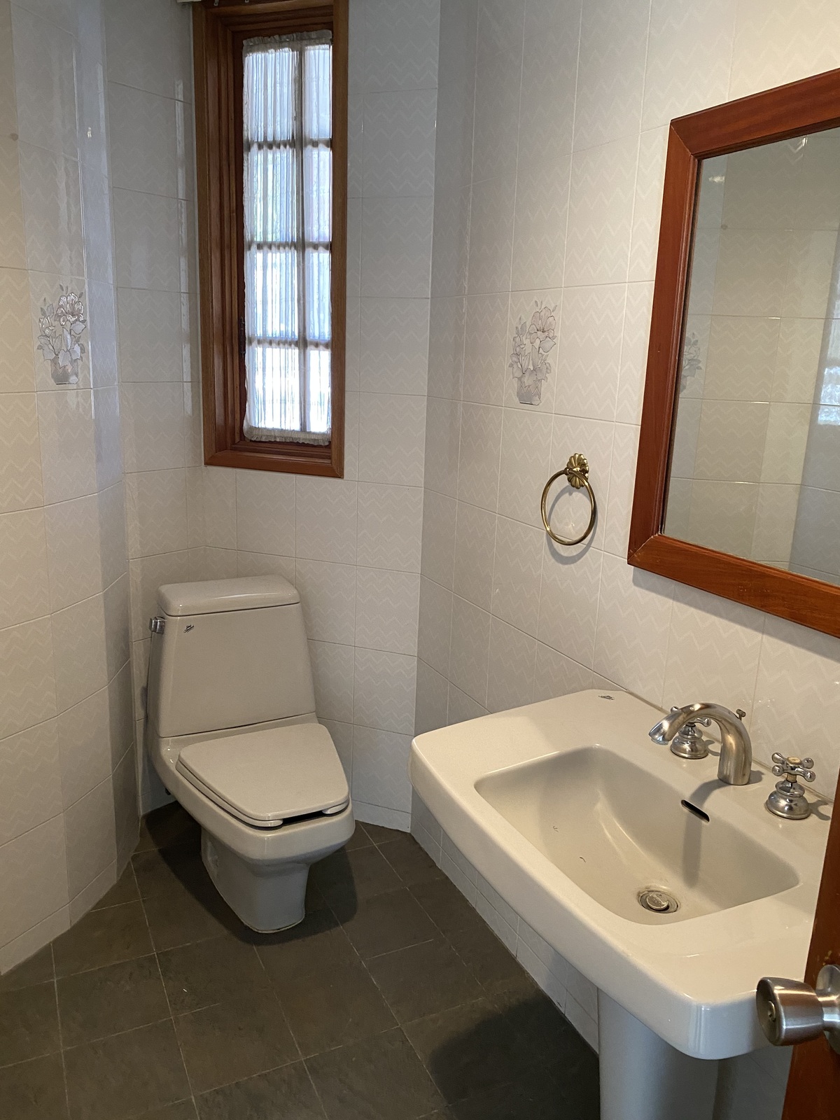 17 de 44: Baño de Visitas