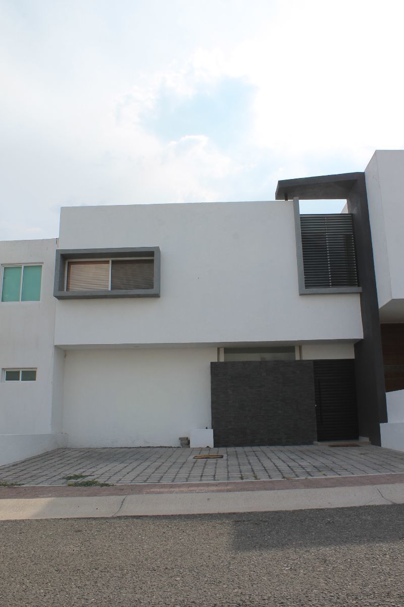 Casa en renta dentro del Refugio.