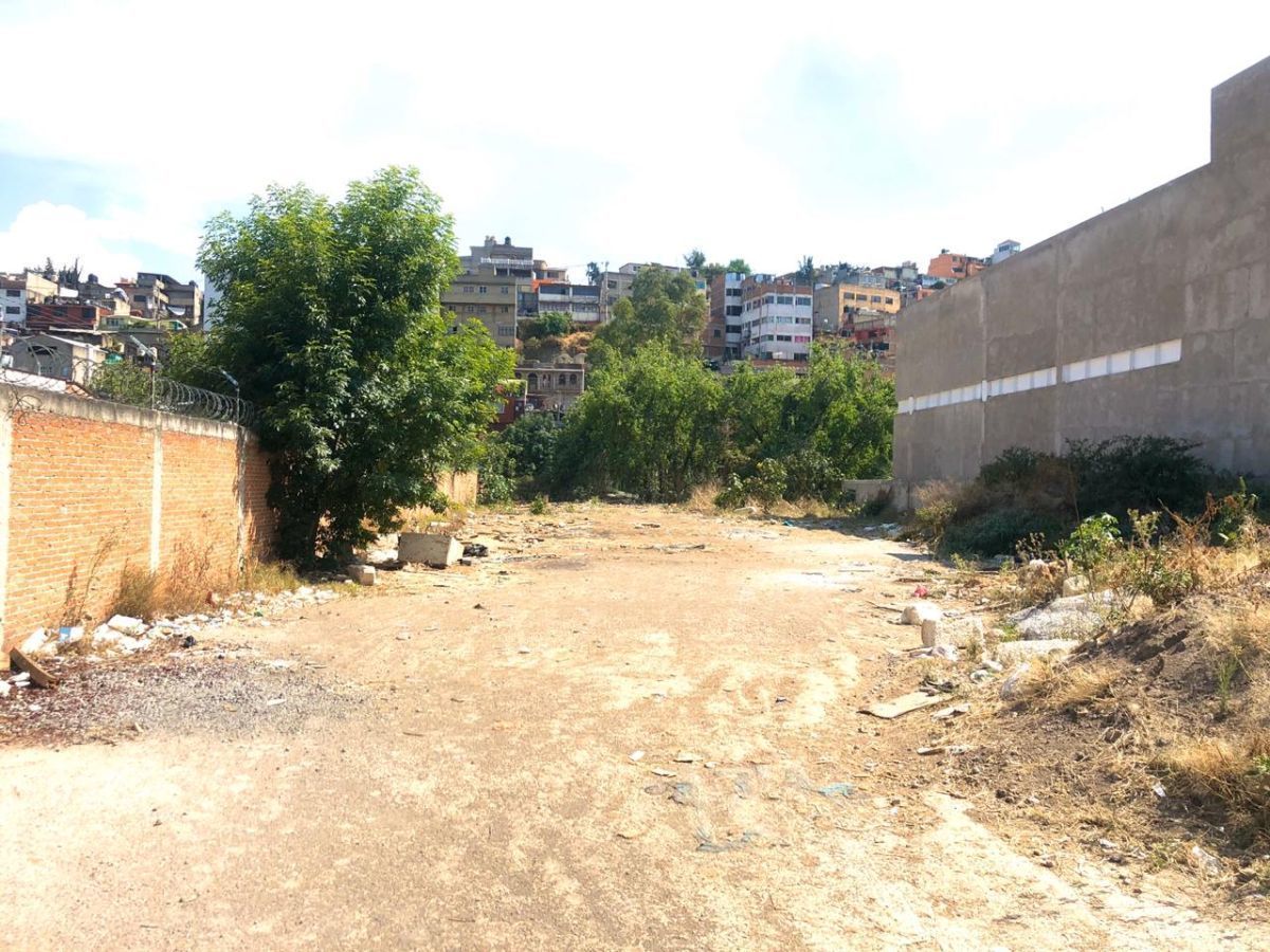 2 de 7: Al oeste Colinda con Plaza comercial Coppel y Cines