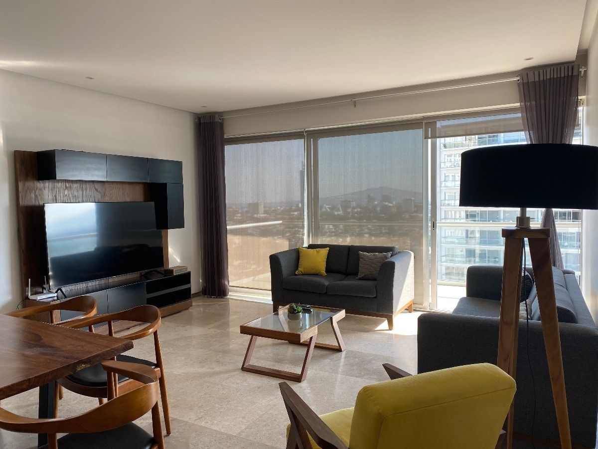 3 de 45: sala y comedor con televisión 