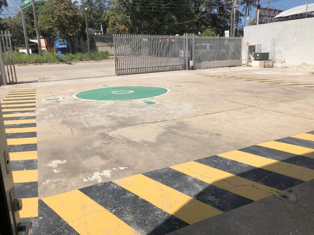 3 de 4: Patio d emaniobra y estacionamiento