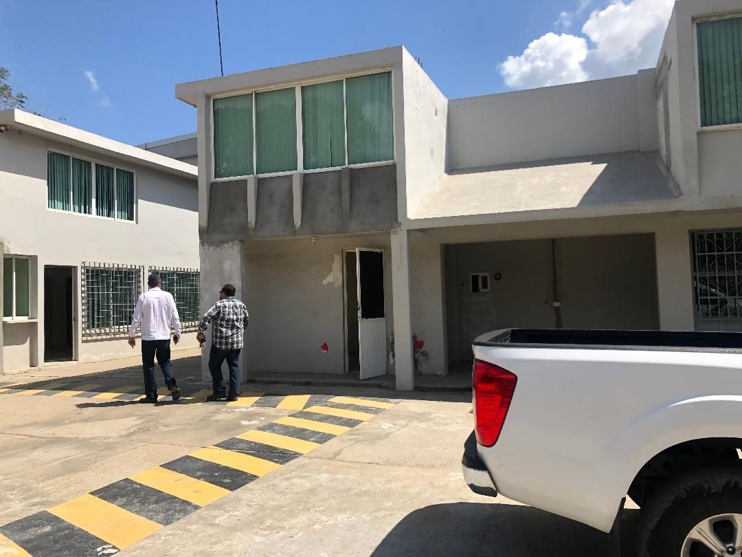 2 de 4: Oficinas con baños