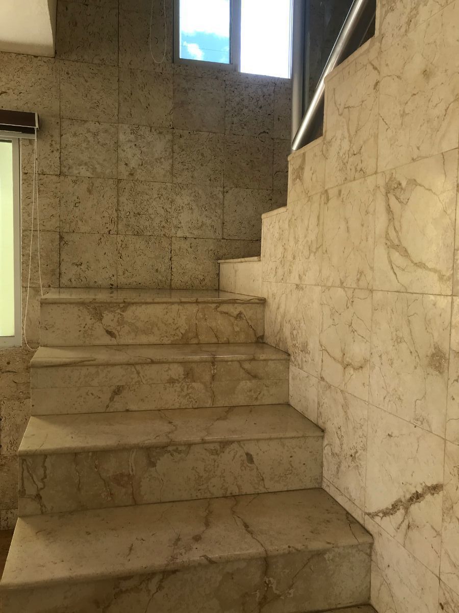 24 de 48: Escaleras de mármol