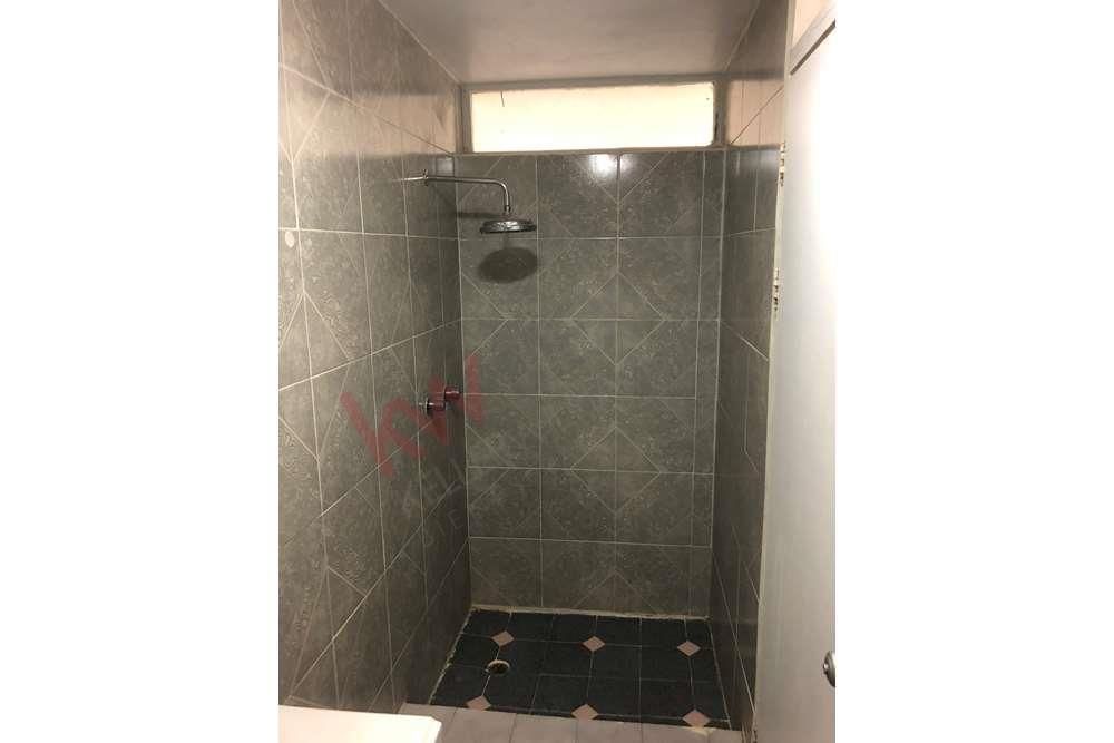 8 de 12: Baño-Regadera- Iluminación Natural