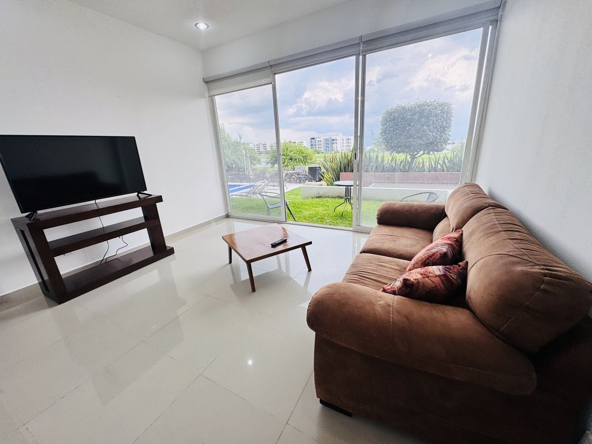 3 de 19: sala con pantalla y vista al golf