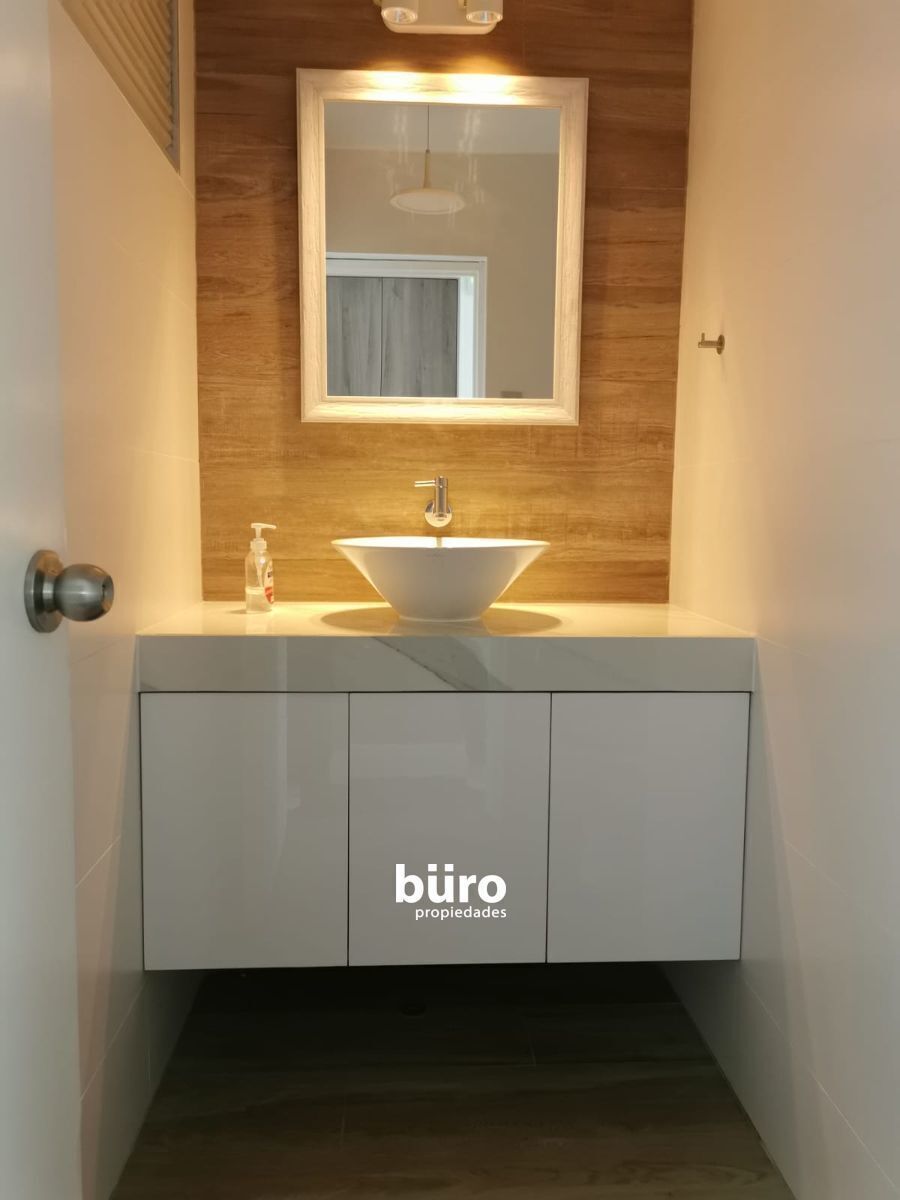 17 de 24: Baño 2 muy moderno y con finos acabados. Para clientes.