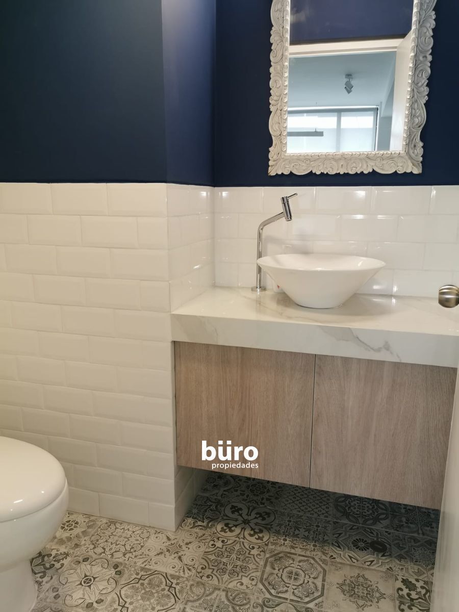 16 de 24: Baño 1 clásico, con finos acabados. En Oficina Privada.