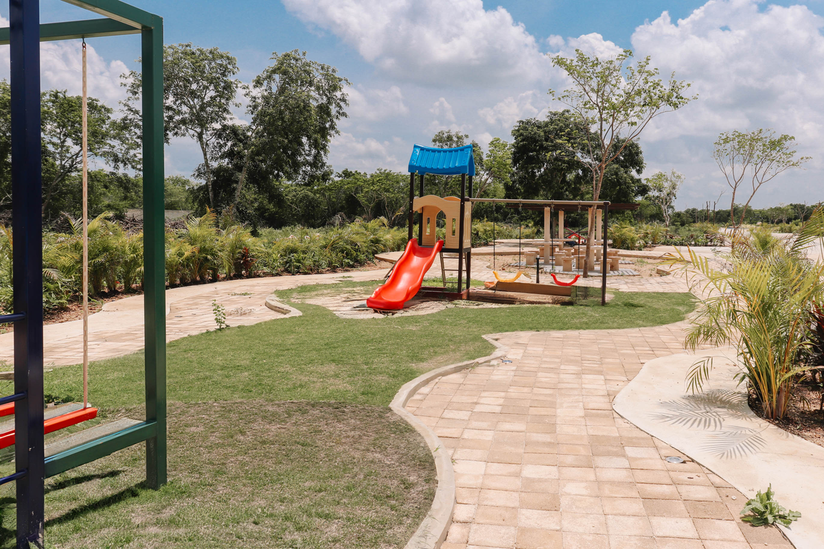 10 of 12: Parque Infantil