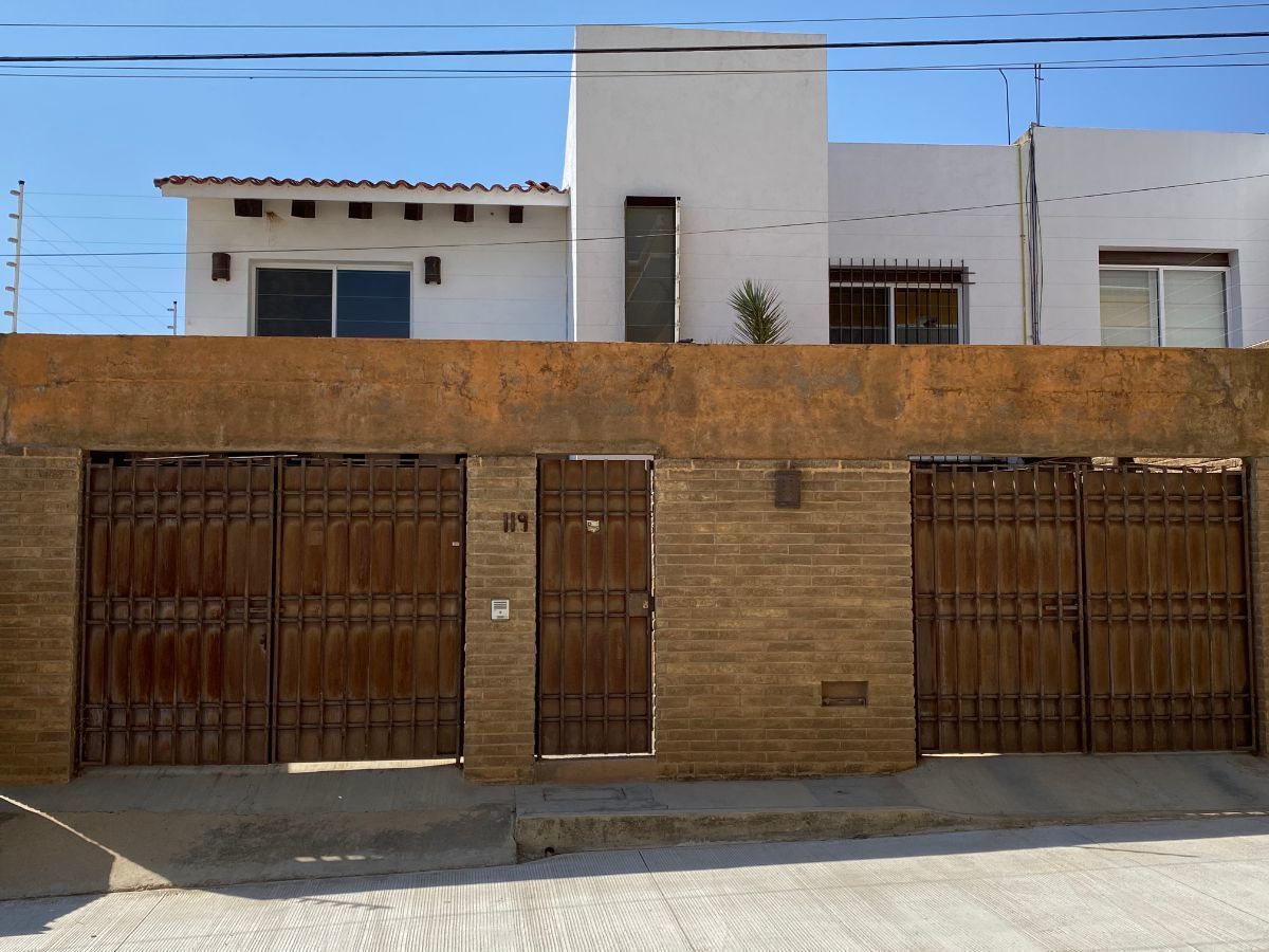 1 de 33: Fachada Casa , dos cocheras automáticas, independientes.