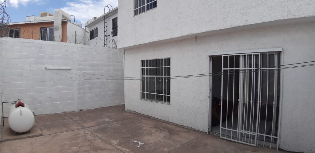 7 de 17: PATIO ENCEMENTADO