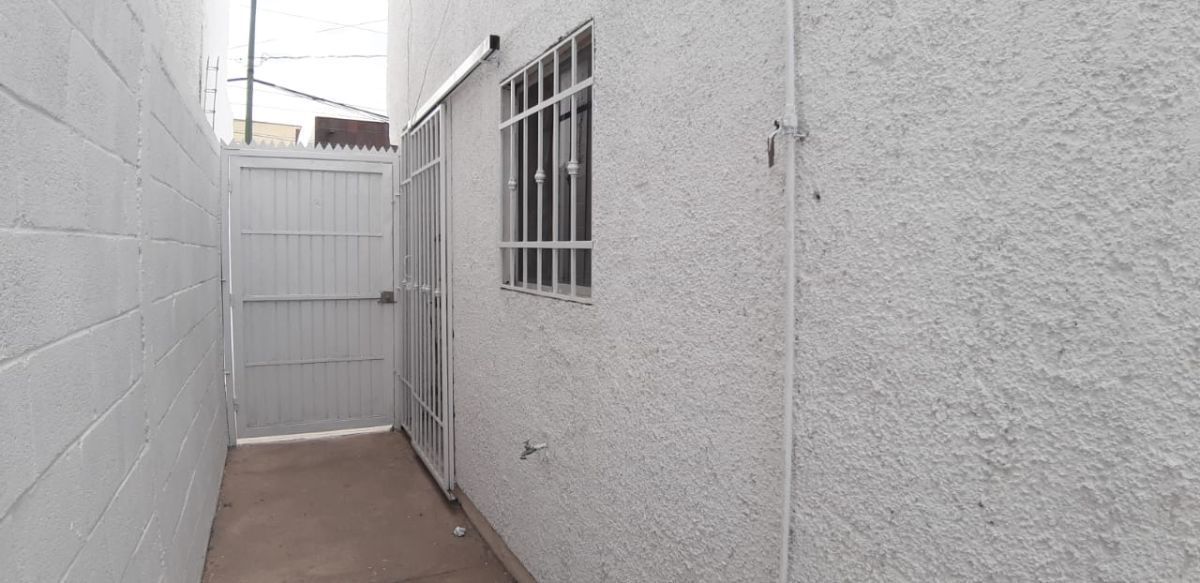 8 de 17: PASILLO DE SERVICIO ANCHO
