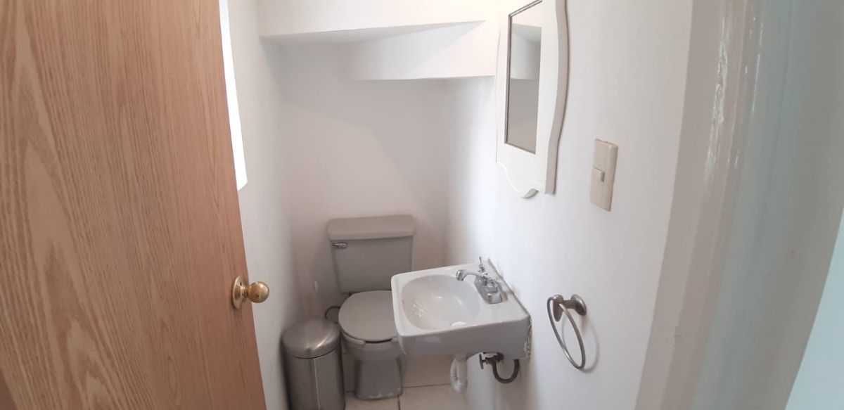 6 de 17: MEDIO BAÑO DE VISITAS