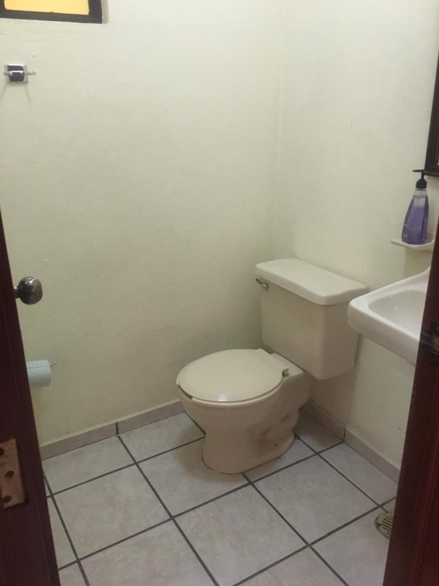 19 de 28: Medio baño en planta baja