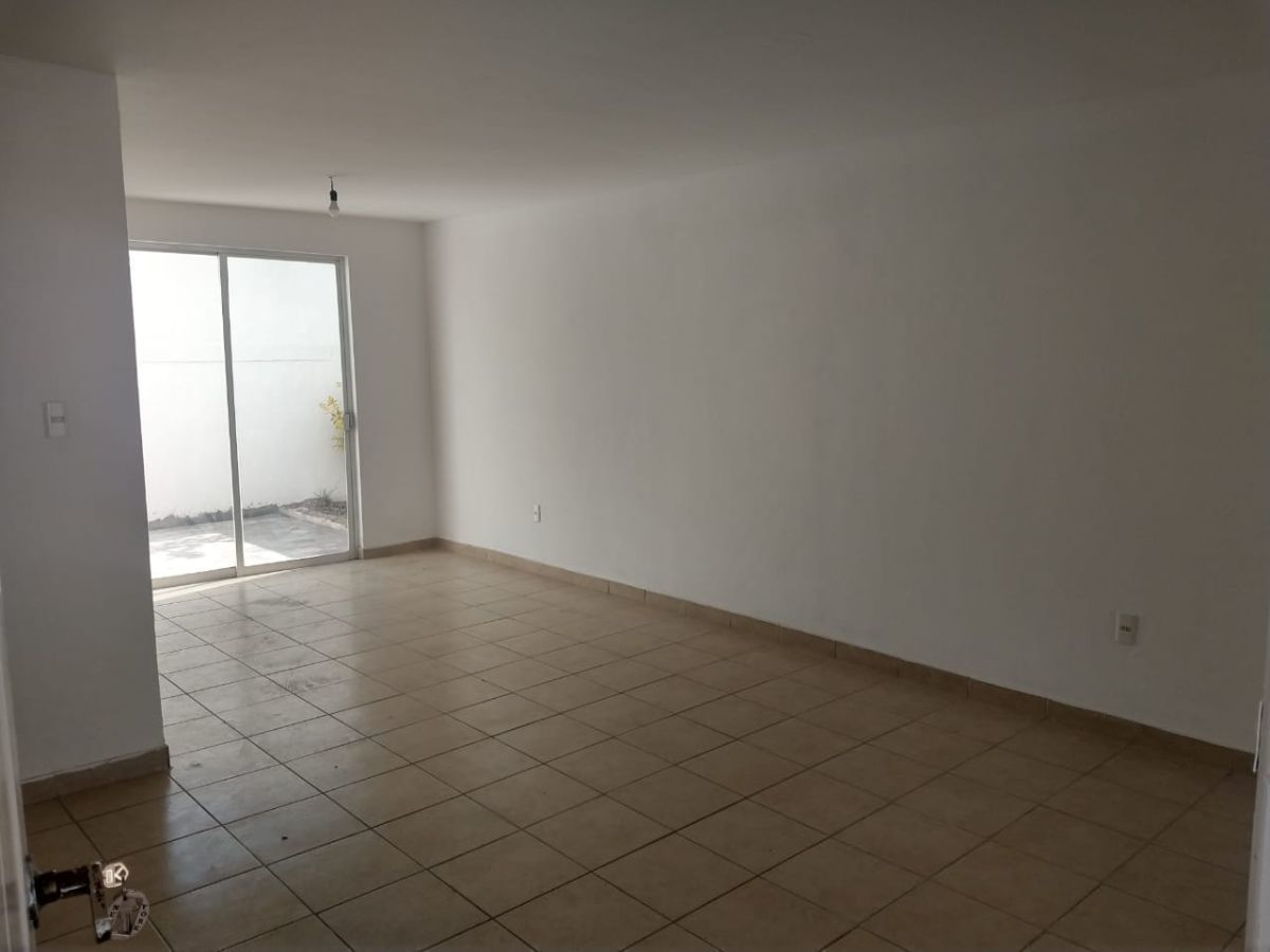 2 de 28: Amplitud en estancia Sala comedor.