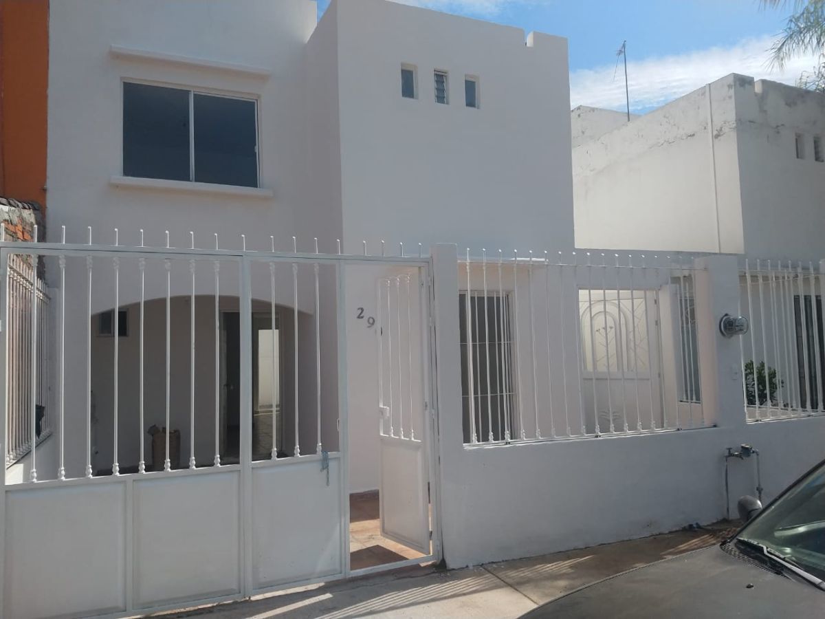 1 de 28: Fachada de casa ubicada en av. Principal de la privada. 