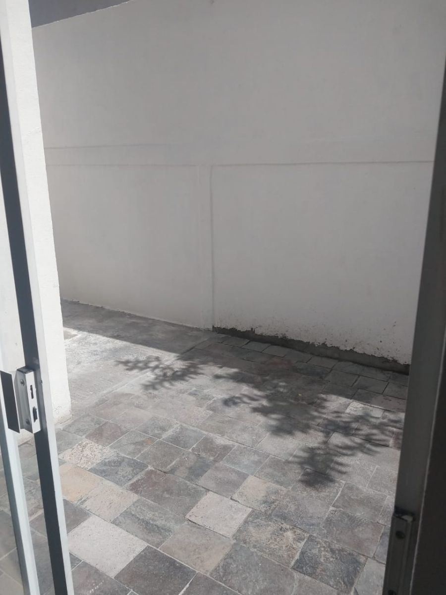 6 de 28: Patio con piso decorativo.