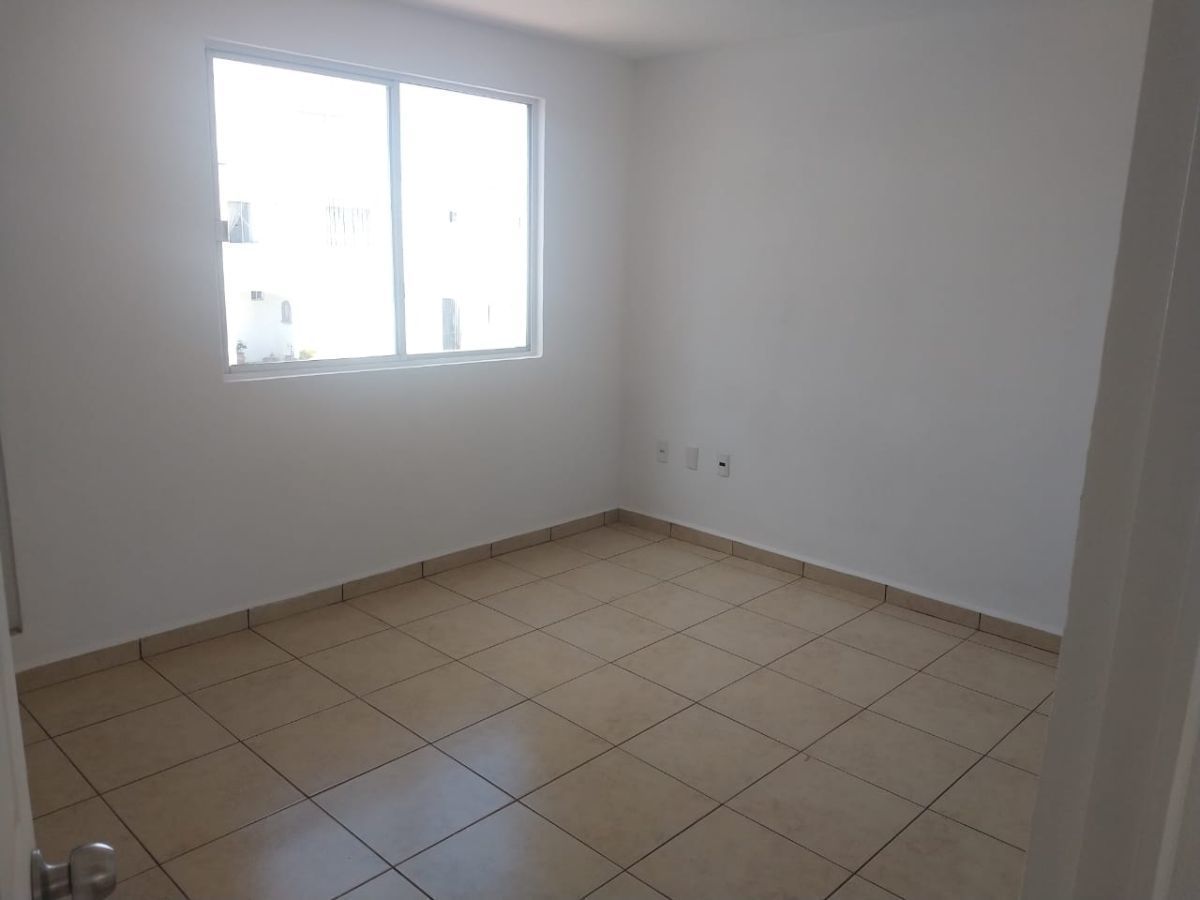 9 de 28: 3 Recamaras la principal con baño. 