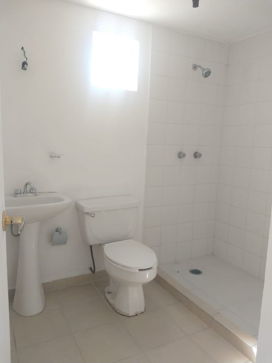 13 de 28: Baño completo para dos recamaras. en total tiene dos baños. 